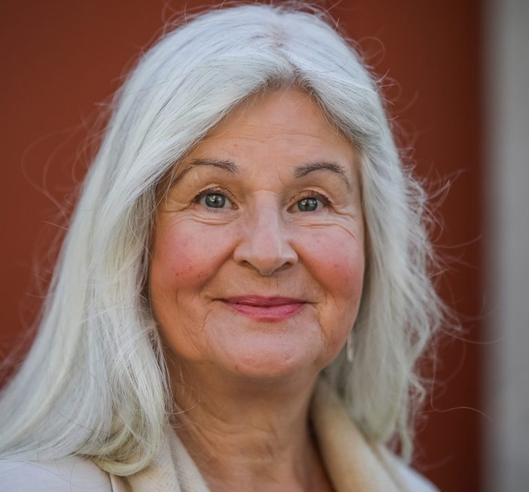 Foto von Frau Wöhlert sitzend am TIsch